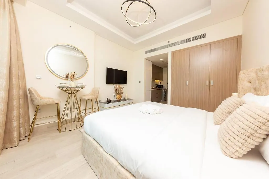 Contemporary Bright Studio Near Downtown Apartment Dubai