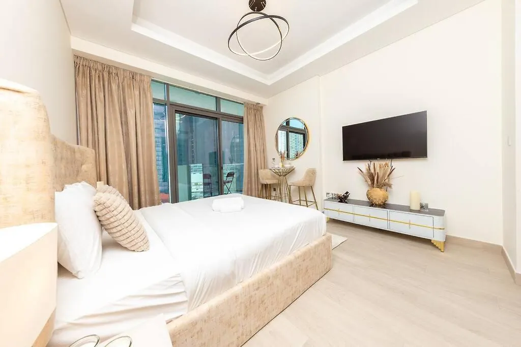 Contemporary Bright Studio Near Downtown Apartment Dubai